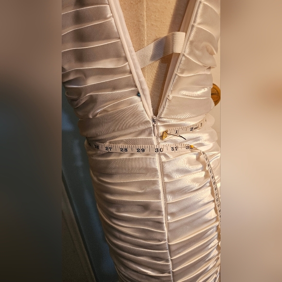 Elegant White Gathered Strapless Mini Satin Dress. Size 6. Beach Wedding - Picture 8 of 10